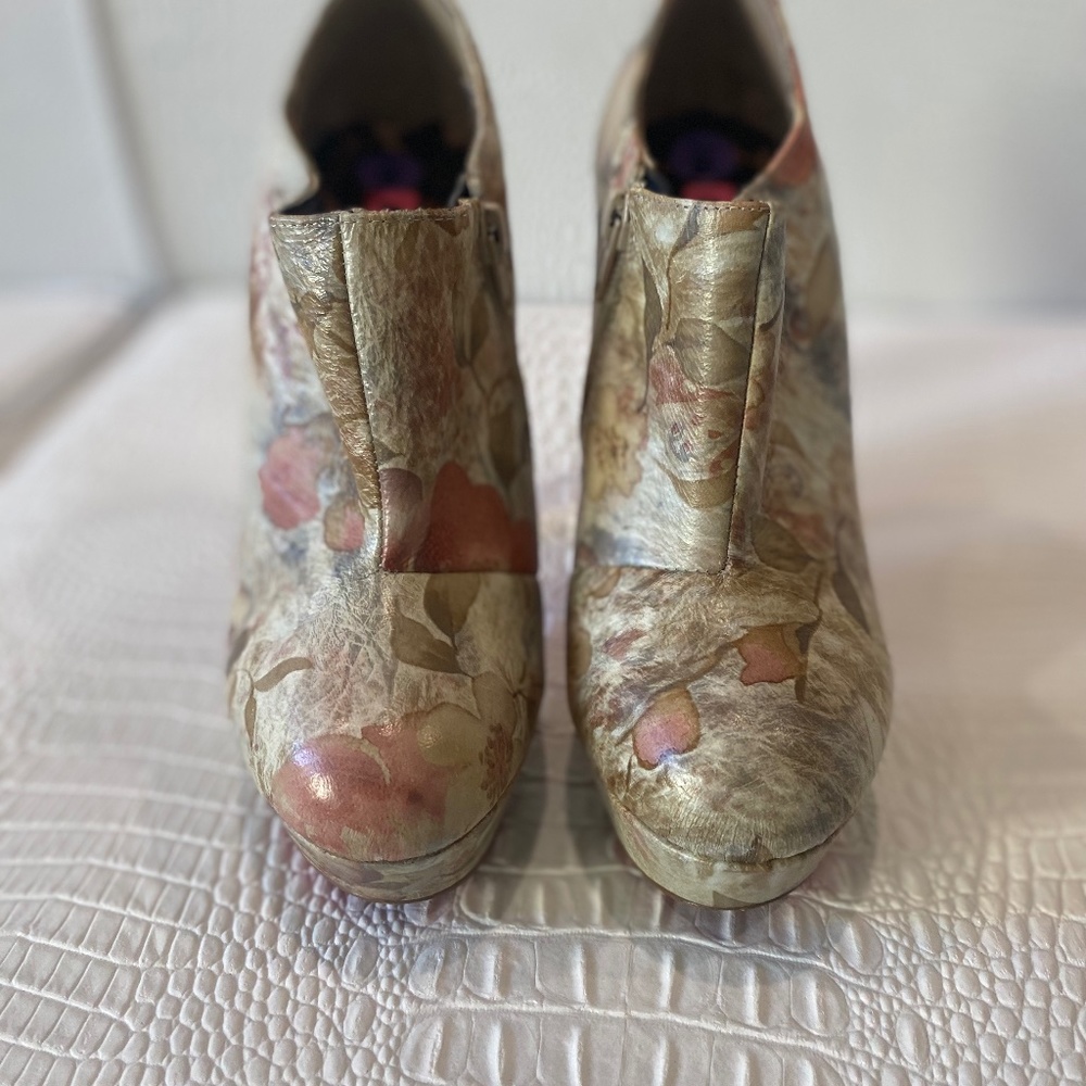 Betsey Johnson Ditan Pink Floral Leather Faux Lace Up Platform Boots size